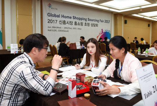 한국무역협회가 28일 서울 삼성동 코엑스에서 '2017년 신흥시장 홈쇼핑업체 초청 상담회'를 개최한 가운데 해외 홈쇼핑 업체 관계자와 국내 업체 관계자가 상담을 하고 있다.<한국무역협회 제공>
